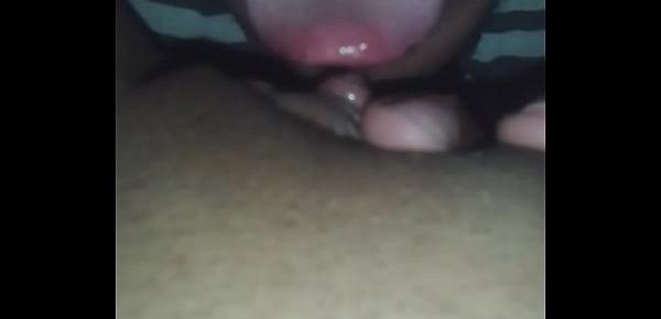  Sexo oral, pasando la punta de mi lengua por el clitoris